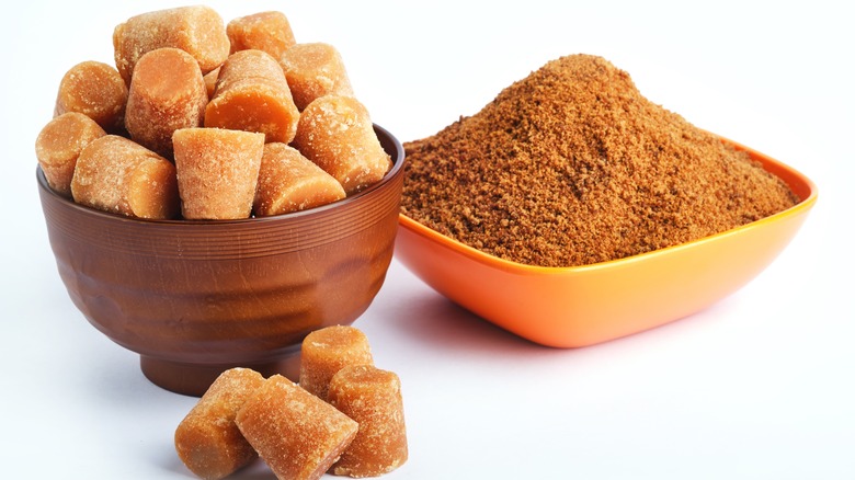 organic,gur,or,jaggery,powder,and,cubes,,jaggery,is,used